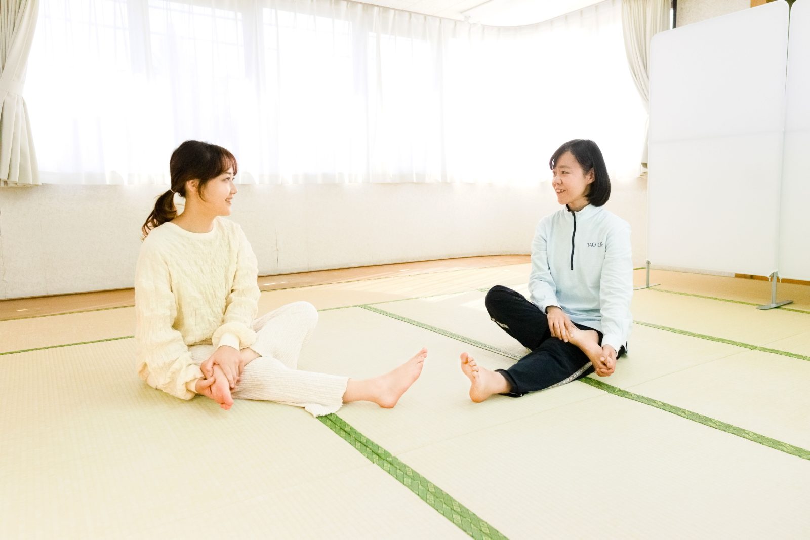 体験レッスンで足もみの行法を行う様子