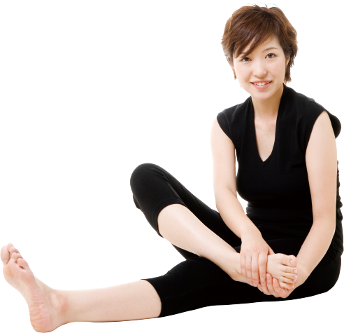 足もみの行法を行う女性