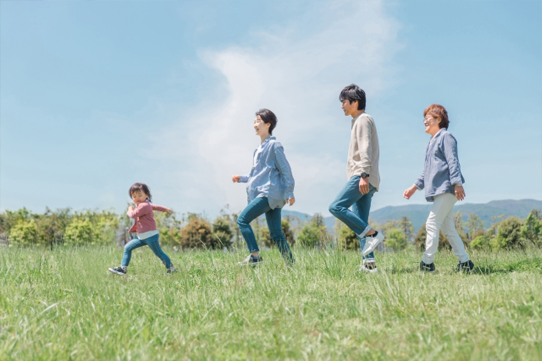 女性が緑の中でリラックスしている様子