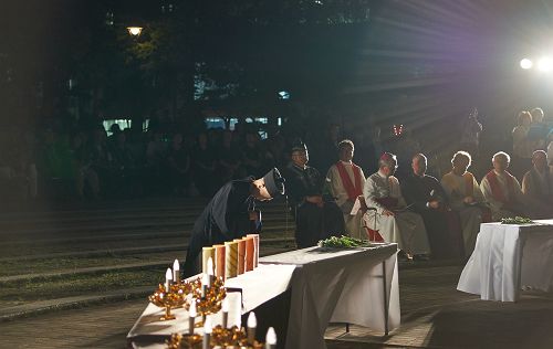 原爆殉難者慰霊祭-長崎県宗教者懇話会主催にて献花をする早島妙聴日本道観道長